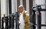 Amsterdam 11 augustus 2024
Advocaat Theo Hiddema met kopje koffie mobieltje voor de duer van zijn ngrachtenpand in het centrum van Amsterdam.