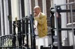 Amsterdam 11 augustus 2024
Advocaat Theo Hiddema met kopje koffie mobieltje voor de duer van zijn ngrachtenpand in het centrum van Amsterdam.