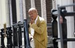Amsterdam 11 augustus 2024
Advocaat Theo Hiddema met kopje koffie mobieltje voor de duer van zijn ngrachtenpand in het centrum van Amsterdam.
