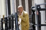 Amsterdam 11 augustus 2024
Advocaat Theo Hiddema met kopje koffie mobieltje voor de duer van zijn ngrachtenpand in het centrum van Amsterdam.