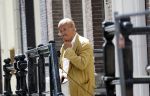Amsterdam 11 augustus 2024
Advocaat Theo Hiddema met kopje koffie mobieltje voor de duer van zijn ngrachtenpand in het centrum van Amsterdam.