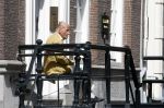 Amsterdam 11 augustus 2024
Advocaat Theo Hiddema met kopje koffie mobieltje voor de duer van zijn ngrachtenpand in het centrum van Amsterdam.