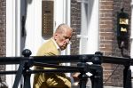 Amsterdam 11 augustus 2024
Advocaat Theo Hiddema met kopje koffie mobieltje voor de duer van zijn ngrachtenpand in het centrum van Amsterdam.