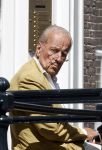 Amsterdam 11 augustus 2024
Advocaat Theo Hiddema met kopje koffie mobieltje voor de duer van zijn ngrachtenpand in het centrum van Amsterdam.