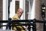 Amsterdam 11 augustus 2024
Advocaat Theo Hiddema met kopje koffie mobieltje voor de duer van zijn ngrachtenpand in het centrum van Amsterdam.
