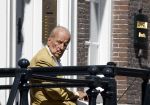 Amsterdam 11 augustus 2024
Advocaat Theo Hiddema met kopje koffie mobieltje voor de duer van zijn ngrachtenpand in het centrum van Amsterdam.