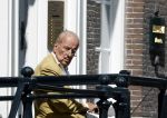 Amsterdam 11 augustus 2024
Advocaat Theo Hiddema met kopje koffie mobieltje voor de duer van zijn ngrachtenpand in het centrum van Amsterdam.