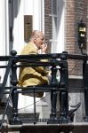 Amsterdam 11 augustus 2024
Advocaat Theo Hiddema met kopje koffie mobieltje voor de duer van zijn ngrachtenpand in het centrum van Amsterdam.
