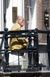 Amsterdam 11 augustus 2024
Advocaat Theo Hiddema met kopje koffie mobieltje voor de duer van zijn ngrachtenpand in het centrum van Amsterdam.