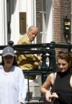 Amsterdam 11 augustus 2024
Advocaat Theo Hiddema met kopje koffie mobieltje voor de duer van zijn ngrachtenpand in het centrum van Amsterdam.