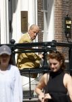 Amsterdam 11 augustus 2024
Advocaat Theo Hiddema met kopje koffie mobieltje voor de duer van zijn ngrachtenpand in het centrum van Amsterdam.