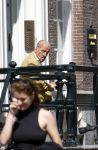 Amsterdam 11 augustus 2024
Advocaat Theo Hiddema met kopje koffie mobieltje voor de duer van zijn ngrachtenpand in het centrum van Amsterdam.