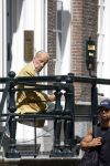 Amsterdam 11 augustus 2024
Advocaat Theo Hiddema met kopje koffie mobieltje voor de duer van zijn ngrachtenpand in het centrum van Amsterdam.