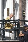 Amsterdam 11 augustus 2024
Advocaat Theo Hiddema met kopje koffie mobieltje voor de duer van zijn ngrachtenpand in het centrum van Amsterdam.