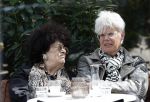 Laren 3 augustus 2025
Ad Visser met zijn vrouw op terras in het centrum van Laren .
