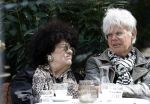 Laren 3 augustus 2025
Ad Visser met zijn vrouw op terras in het centrum van Laren .