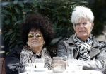 Laren 3 augustus 2025
Ad Visser met zijn vrouw op terras in het centrum van Laren .