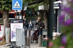 Blaricum 23 augustus 2025
Anita Witzier doet op de fiets boodschappen in het centrum van Blaricum