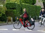 Blaricum 23 augustus 2025
Anita Witzier doet op de fiets boodschappen in het centrum van Blaricum