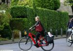 Blaricum 23 augustus 2025
Anita Witzier doet op de fiets boodschappen in het centrum van Blaricum