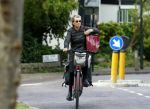 Blaricum 23 augustus 2025
Anita Witzier doet op de fiets boodschappen in het centrum van Blaricum