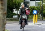 Blaricum 23 augustus 2025
Anita Witzier doet op de fiets boodschappen in het centrum van Blaricum