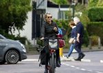 Blaricum 23 augustus 2025
Anita Witzier doet op de fiets boodschappen in het centrum van Blaricum