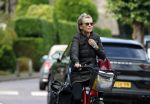 Blaricum 23 augustus 2025
Anita Witzier doet op de fiets boodschappen in het centrum van Blaricum