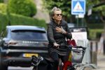 Blaricum 23 augustus 2025
Anita Witzier doet op de fiets boodschappen in het centrum van Blaricum