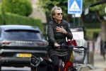 Blaricum 23 augustus 2025
Anita Witzier doet op de fiets boodschappen in het centrum van Blaricum