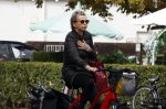 Blaricum 23 augustus 2025
Anita Witzier doet op de fiets boodschappen in het centrum van Blaricum