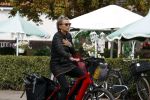 Blaricum 23 augustus 2025
Anita Witzier doet op de fiets boodschappen in het centrum van Blaricum