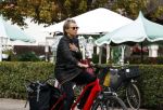 Blaricum 23 augustus 2025
Anita Witzier doet op de fiets boodschappen in het centrum van Blaricum