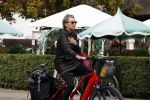 Blaricum 23 augustus 2025
Anita Witzier doet op de fiets boodschappen in het centrum van Blaricum