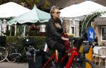 Blaricum 23 augustus 2025
Anita Witzier doet op de fiets boodschappen in het centrum van Blaricum