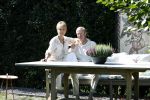 Almere 21 augustus 2025
Berdien Stenberg met haar man Pieter Kleve in de tuin van hun huis .