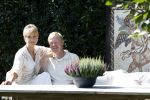 Almere 21 augustus 2025
Berdien Stenberg met haar man Pieter Kleve in de tuin van hun huis .