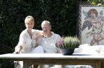 Almere 21 augustus 2025
Berdien Stenberg met haar man Pieter Kleve in de tuin van hun huis .