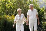 Almere 21 augustus 2025
Berdien Stenberg met haar man Pieter Kleve in de tuin van hun huis .