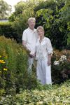 Almere 21 augustus 2025
Berdien Stenberg met haar man Pieter Kleve in de tuin van hun huis .