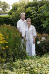 Almere 21 augustus 2025
Berdien Stenberg met haar man Pieter Kleve in de tuin van hun huis .