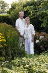 Almere 21 augustus 2025
Berdien Stenberg met haar man Pieter Kleve in de tuin van hun huis .