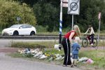 Amsterdam 22 augustus 2025
Op de plek waar de 17 jarige Lisa uit Abcoude vermoord is worden door veel mensen bloemen en knuffelbeesten gelegd .