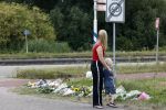 Amsterdam 22 augustus 2025
Op de plek waar de 17 jarige Lisa uit Abcoude vermoord is worden door veel mensen bloemen en knuffelbeesten gelegd .