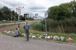 Amsterdam 22 augustus 2025
Op de plek waar de 17 jarige Lisa uit Abcoude vermoord is worden door veel mensen bloemen en knuffelbeesten gelegd .