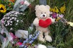 Amsterdam 22 augustus 2025
Op de plek waar de 17 jarige Lisa uit Abcoude vermoord is worden door veel mensen bloemen en knuffelbeesten gelegd .