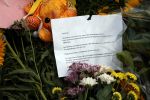 Amsterdam 22 augustus 2025
Op de plek waar de 17 jarige Lisa uit Abcoude vermoord is worden door veel mensen bloemen en knuffelbeesten gelegd .