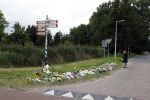 Amsterdam 22 augustus 2025
Op de plek waar de 17 jarige Lisa uit Abcoude vermoord is worden door veel mensen bloemen en knuffelbeesten gelegd .