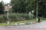 Amsterdam 22 augustus 2025
Op de plek waar de 17 jarige Lisa uit Abcoude vermoord is worden door veel mensen bloemen en knuffelbeesten gelegd .