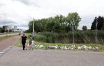 Amsterdam 22 augustus 2025
Op de plek waar de 17 jarige Lisa uit Abcoude vermoord is worden door veel mensen bloemen en knuffelbeesten gelegd .